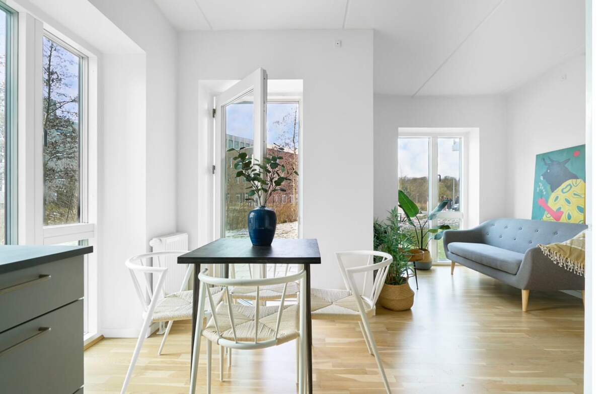 Lys stue med terrasse og egetræsgulv